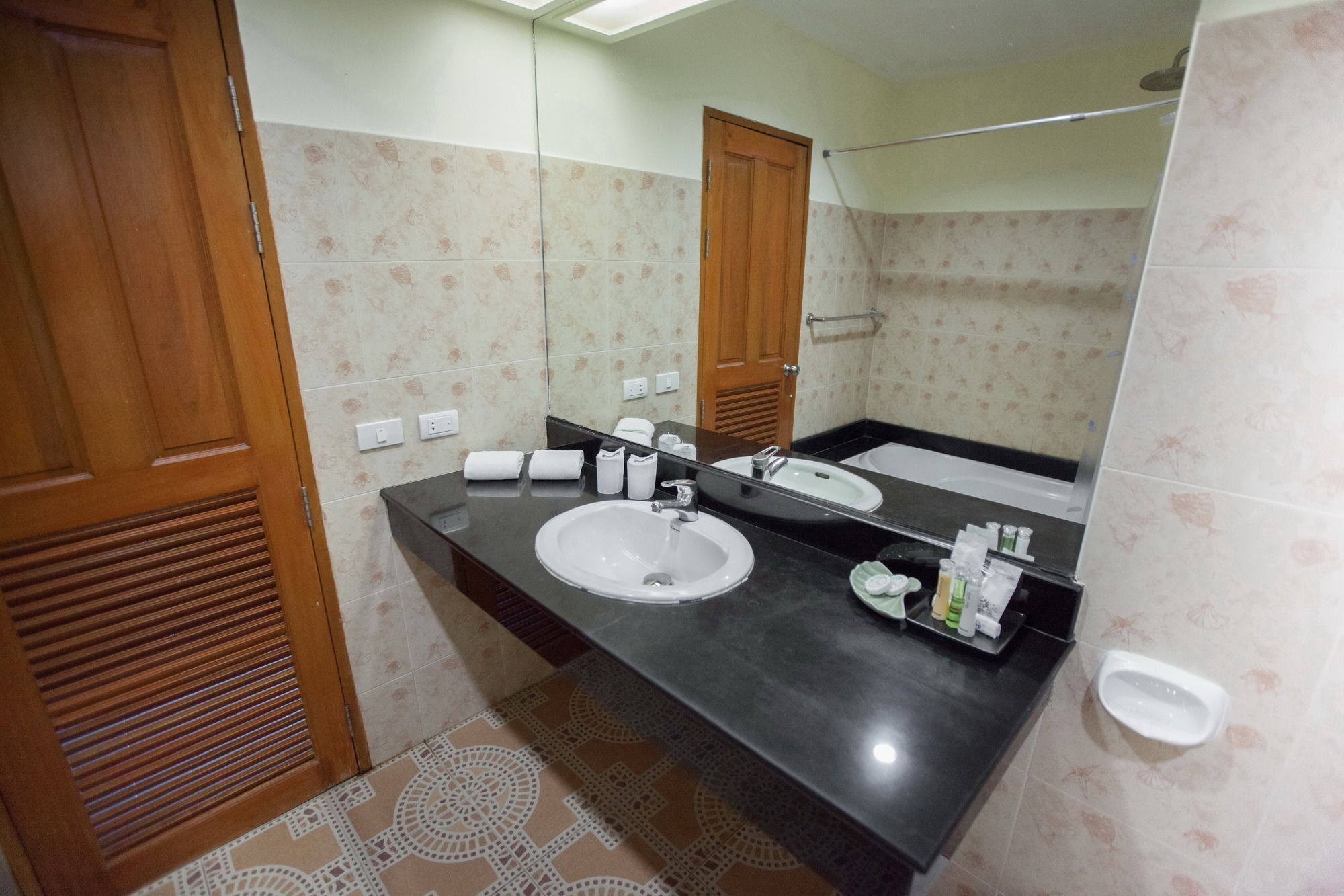 Chalong Beach Hotel Phuket Rawai Екстер'єр фото