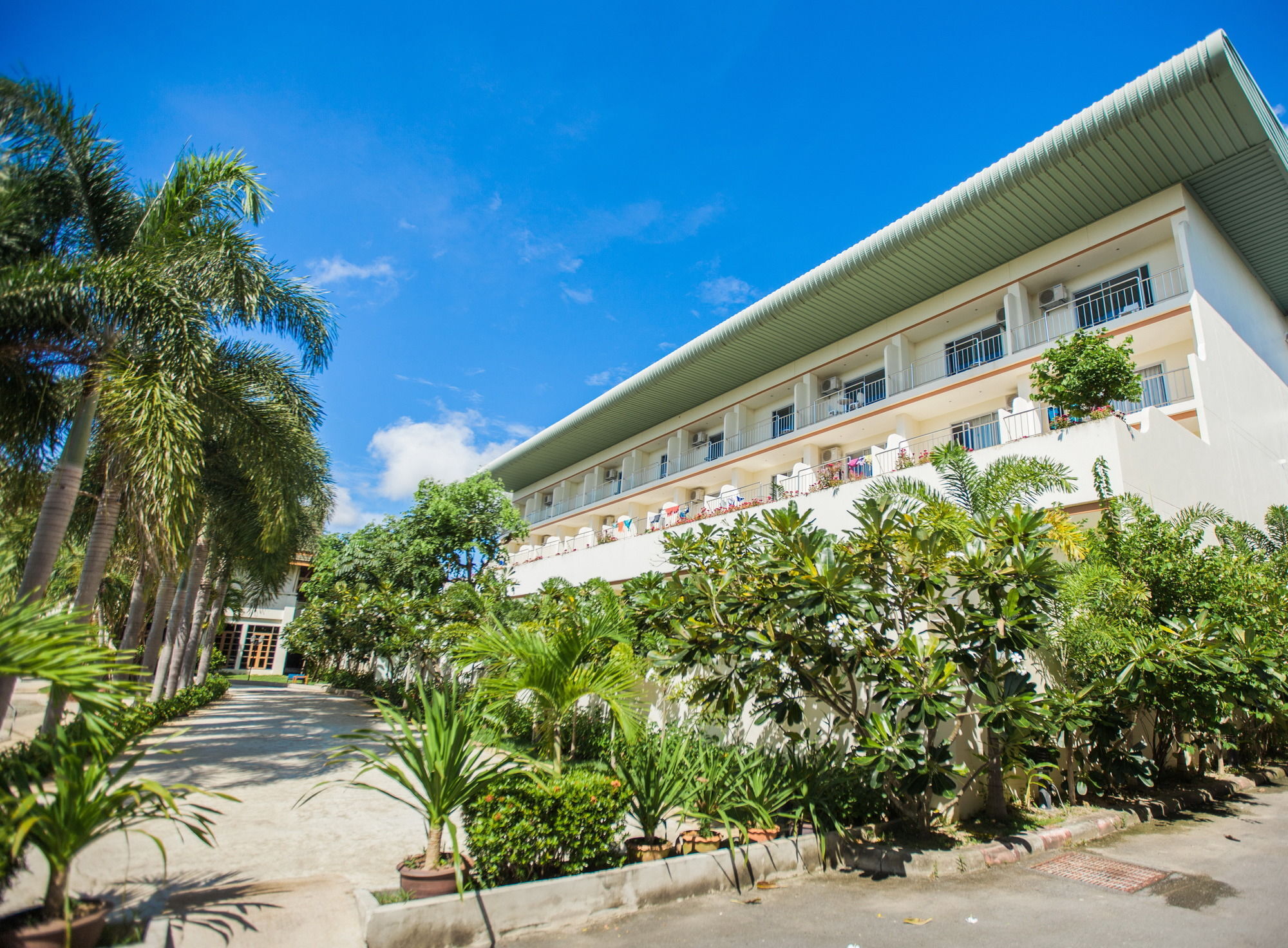 Chalong Beach Hotel Phuket Rawai Екстер'єр фото